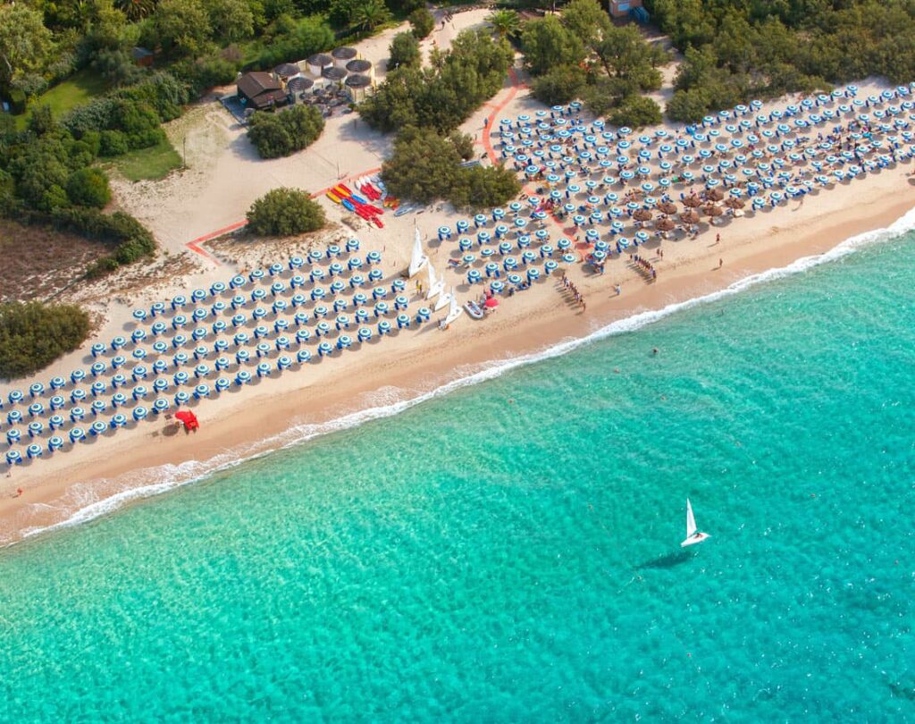 spiaggia-mare-sardegna-calaserena-village